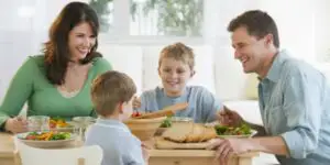 Nutriționiștii avertizează! De ce nu este bine să mâncăm după ora 7 seara
