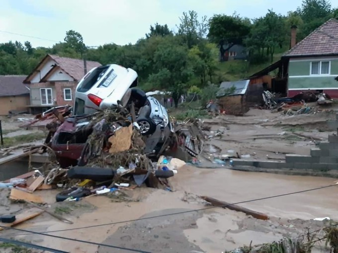 Imaginea dezastrului din România! Zeci de mașini, aruncate una peste alta