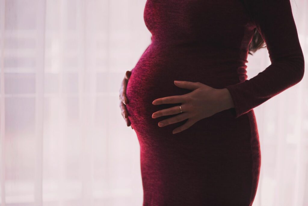 Femeile însărcinate şi COVID-19. La cine există riscul de complicaţii? Rezultatele unui studiu din Marea Britanie