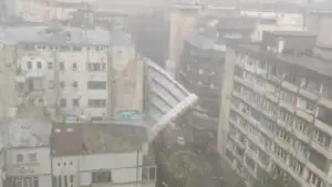 Vântul a făcut ravagii în București! Fenomene fără precedent! Ce ne așteaptă de mâine
