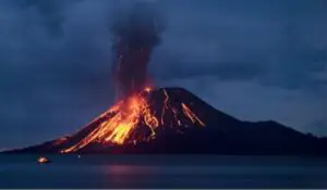Alertă în Europa! Un vulcan a erupt! Aeroporturi închise