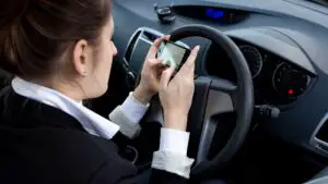 Alertă pentru şoferi! Cine va mai face asta la volan, îşi poate lua adio de la permis