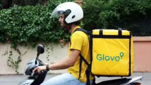 S-a aflat acum! Cât câștigă un colaborator Glovo într-o zi. Sumele sunt consistente