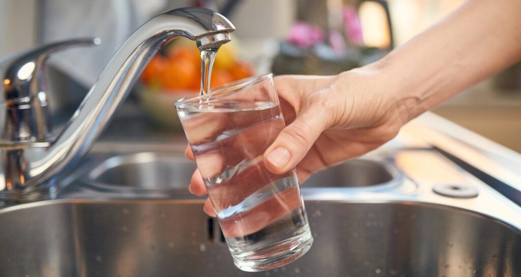 Alertă pentru cei care beau apă de la robinet! Substanța din apă care afectează IQ-ul