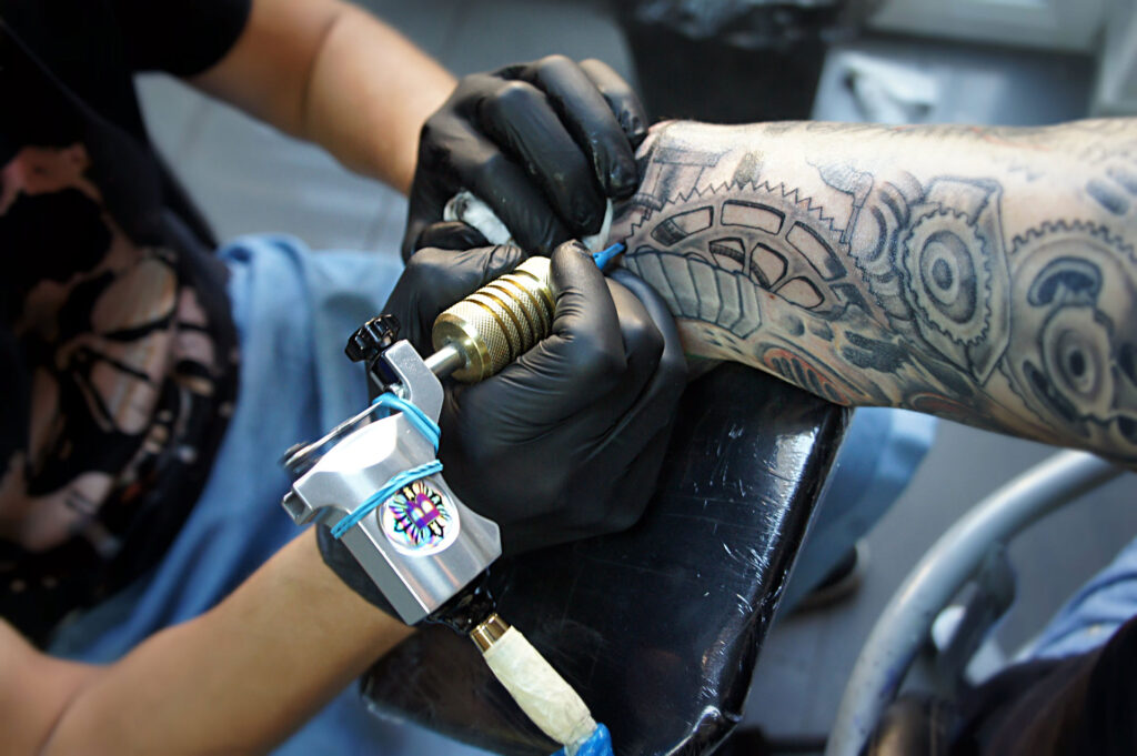 Pericol pentru cei ce vor să-şi facă tatuaje. Comisia Europeană impune restricţii