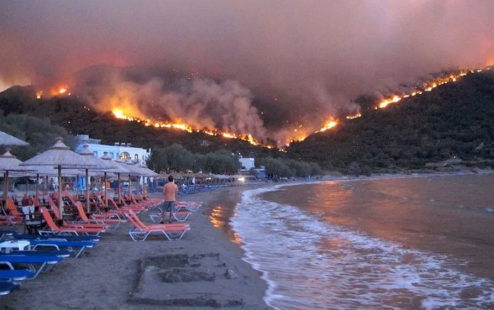 Grecia, în flăcări! Turiști evacuați din hoteluri și de pe plaje