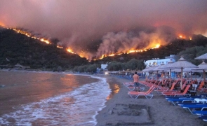 Alertă! Turiştii români, blocați în Grecia. Feriboturile sunt defecte, iar în jur au izbucnit incendii