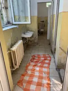 Imagini ireale din România! Bolnavi tratați exact ca în filmele de groază! FOTO