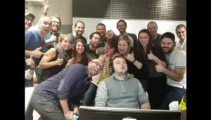 Românul care a ajuns viral pe internet dormind la locul de muncă. Explicații neverosimile