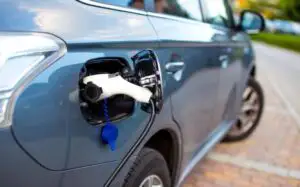 Un mare producător auto pregătește mașina electrică ce nu trebuie încarcată niciodată