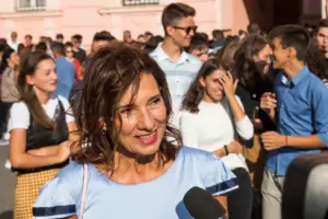 Carmen Iohannis face furori în prima zi de școală! Selfie în curtea școlii cu elevii
