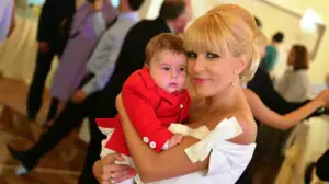 Elena Udrea, zi deosebit de importantă astăzi! Primele imagini de la botez! Băsescu, printre participanți VIDEO