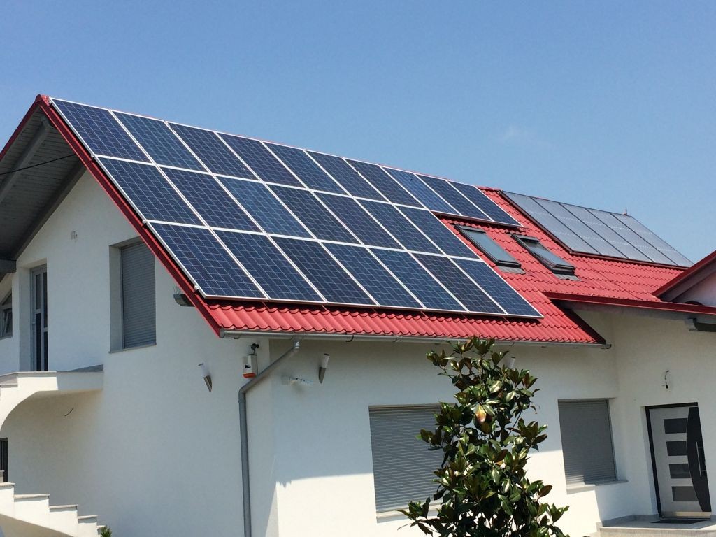 Solicitanții de panouri fotovoltaice s-au ales până acum cu costurile. Programul este blocat în continuare