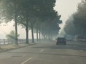 Incendiu de proporții în București. Pompierii se luptă cu flăcările. Vântul îngreunează intervenția