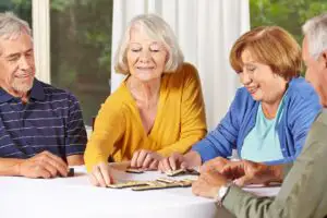 Care sunt serviciile disponibile la căminul Senior Center (P)