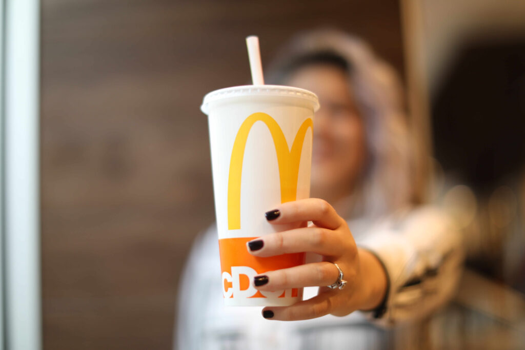 McDonald’s testează alternative la paiele de plastic! Cu ce le va înlocui