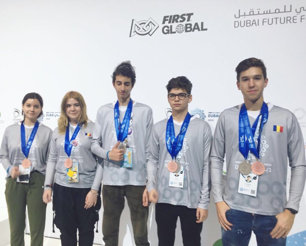 Două medalii pentru România la competiția mondială de robotică FIRST Global Challenge