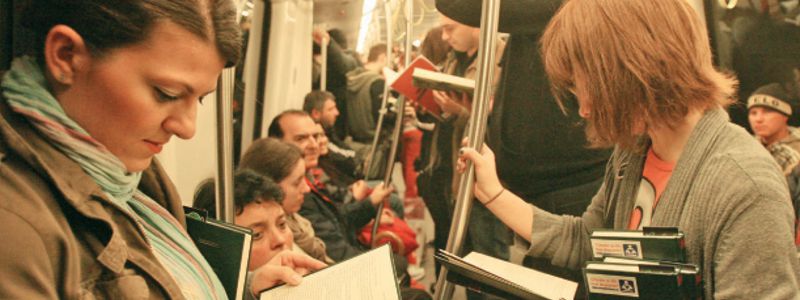 Cinci cărți de citit în metrou! Recomandări pentru românii aflați mereu pe fugă