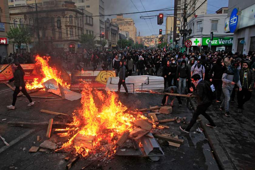 Stare de război în Chile! Morți și răniți după revoltele din stradă