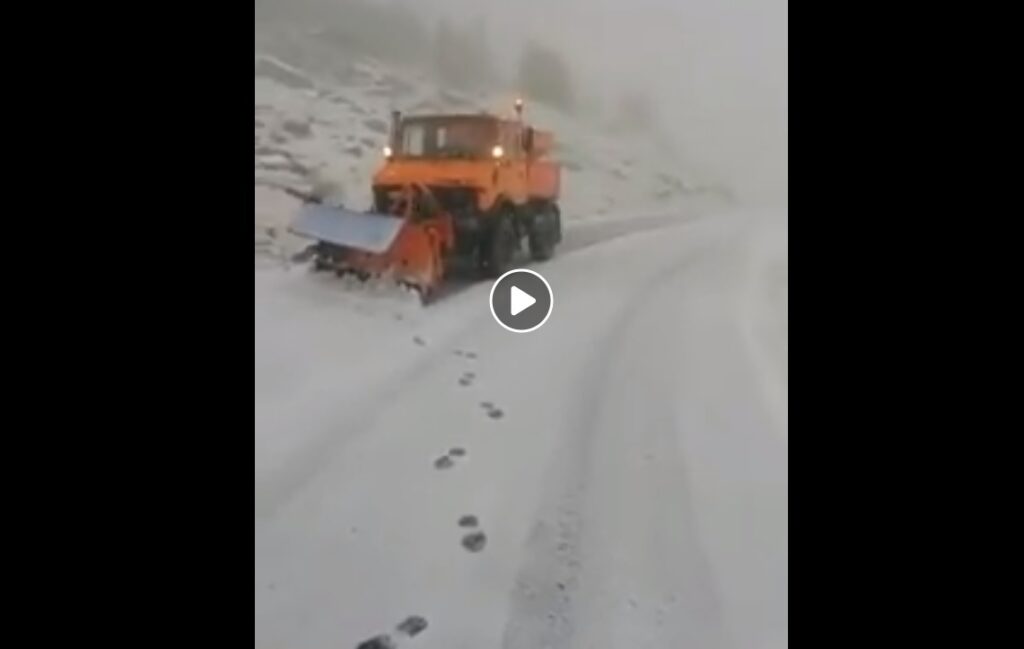 Nu este de glumă cu vremea! Ninsori puternice în România. Drumarii au intervenit de urgenţă pentru a îndepărta zăpada VIDEO