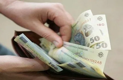 Românii, puşi să plătească o nouă taxă! Vor scoate bani din buzunar în fiecare magazin