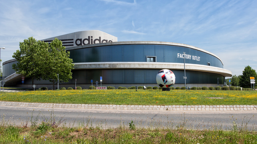 Adidas se orientează spre Asia. Fabricile robotizate din Germania şi SUA vor fi închise