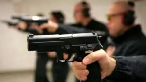 S-a modificat legea! Aceste persoane au dreptul să poarte arme de foc letale în România