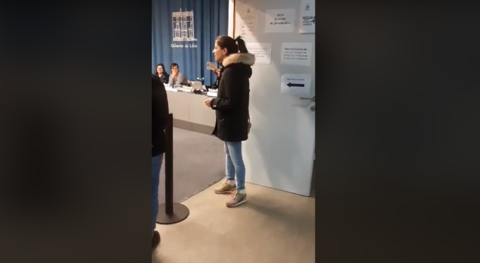 Imaginile au devenit virale! Gest incredibil al unei românce la o secţie de vot din Spania VIDEO