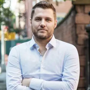 10 detalii pe care nu le știai despre Mark Manson, autorul bestsellerului international „Arta subtilă a nepăsării”
