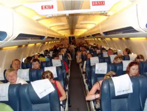 Măsuri mai dure pentru pasagerii agresivi și cei care urcă băuți la bordul avioanelor