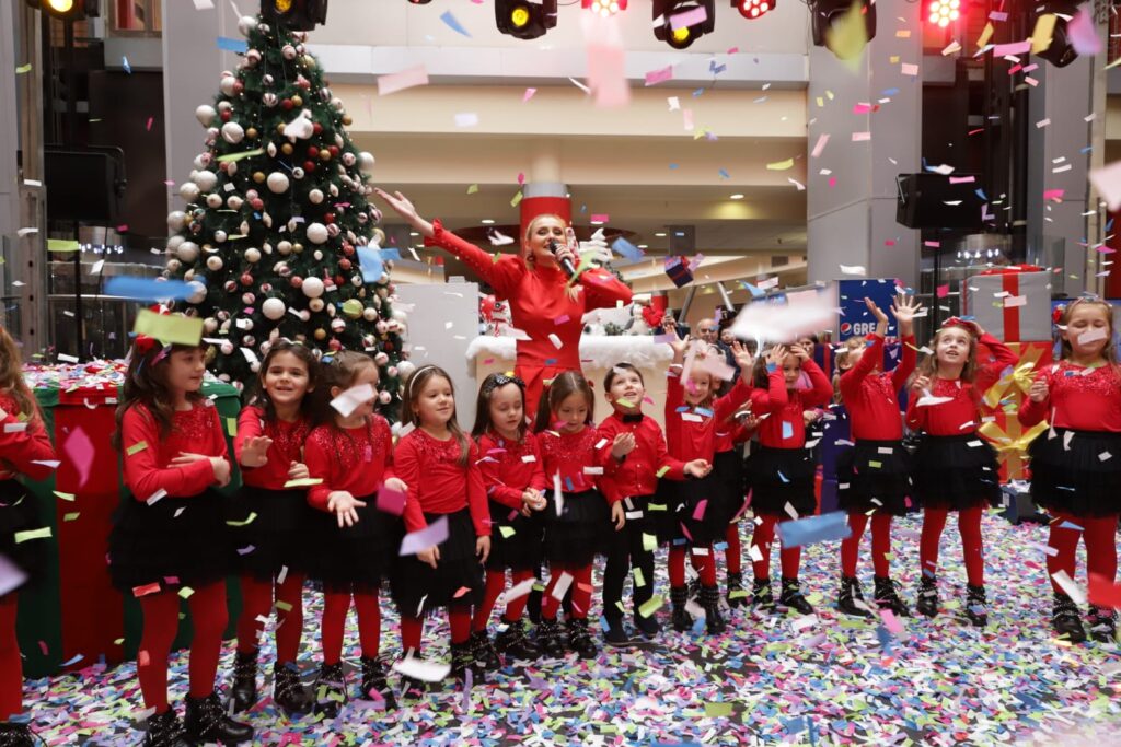 Surprize de sărbători la Dragonul Roșu: Moș Crăciun a împărțit sute de cadouri