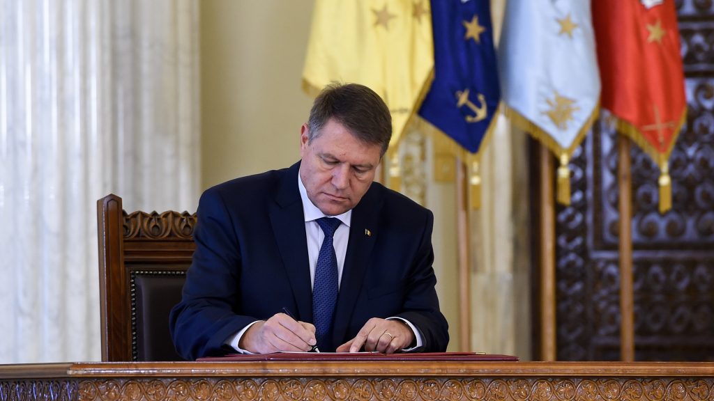 Iohannis a semnat decretele! Decizia, în Monitorul Oficial: Cei vizați se supun imediat