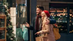 Cum ne influențează creșterile salariale? Pe ce își cheltuie românii banii