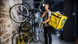 Compania a recunoscut acum! Cât câștigă de fapt un partener Glovo. Bonusuri importante