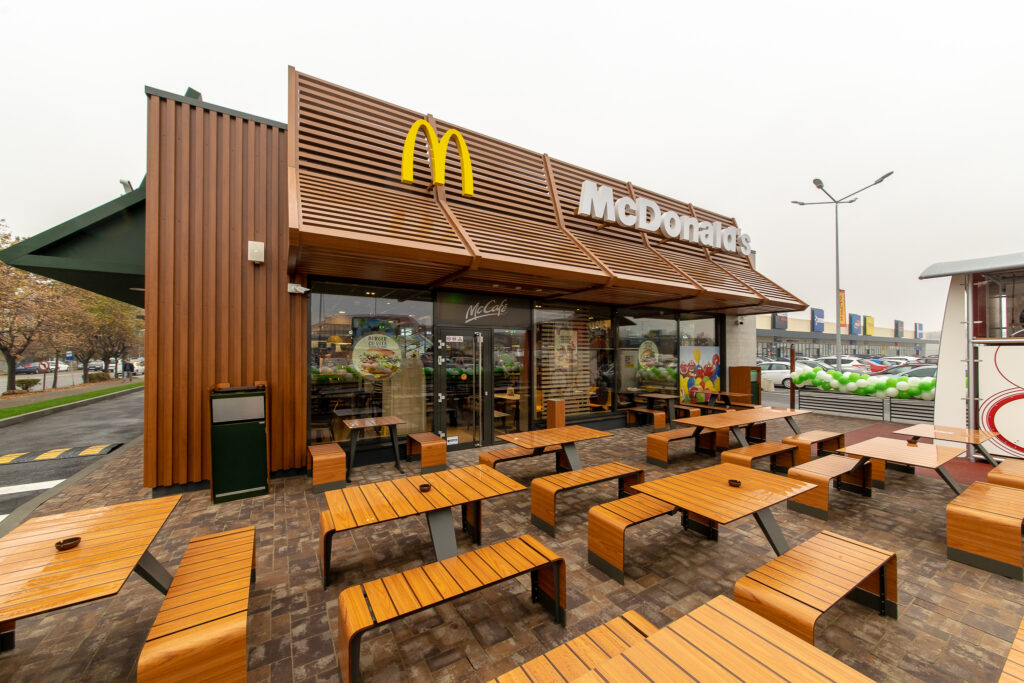 McDonald’s îi părăsește după mai bine de 30 de ani. Vinde toate restaurantele din Rusia