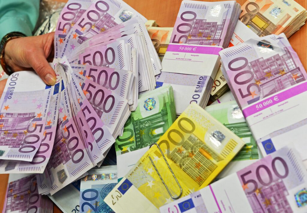 Unde merg banii europeni primiți de România: Trebuie să intre în industrii care să aducă plus valoare