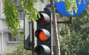 Secretul culorii galbene de la semafor! Şoferii au rămas uimiţi! Există totuşi şi sancţiuni