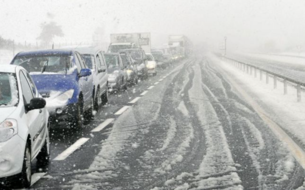 România este blocată. CNAIR: 29 de autostrăzi și drumuri naționale sunt închise