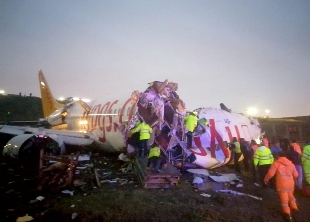 Imagini şocante! Un avion s-a rupt în bucăţi pe pista aeroportului (LIVE VIDEO) UPDATE
