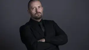 Ce studii are, de fapt, Cheloo! Nu l-ai putea vedea practicând această meserie