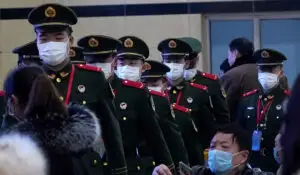 China ia măsuri excepţionale. Locuitorii din Wuhan, somaţi de poliţie