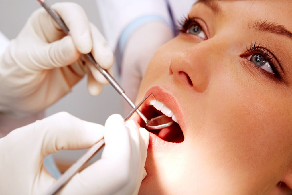 5 probleme frecvente care îți pot da dureri dentare