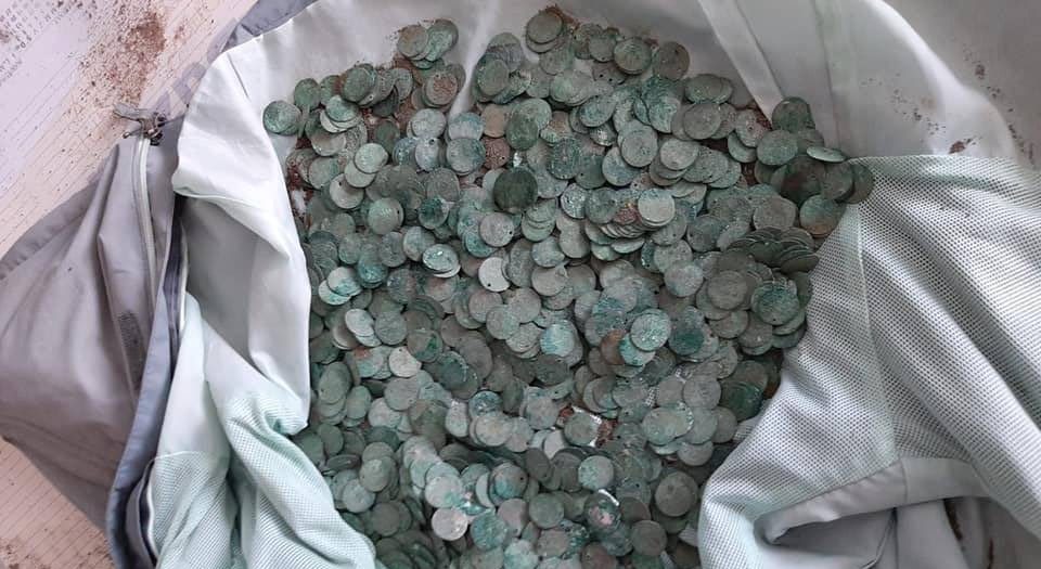 Comoară descoperită în România! Tezaur de mii de monede medievale