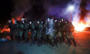Ciocniri violente din cauza coronavirusului! Poliţia a intervenit cu blindate şi echipamente antirevoltă