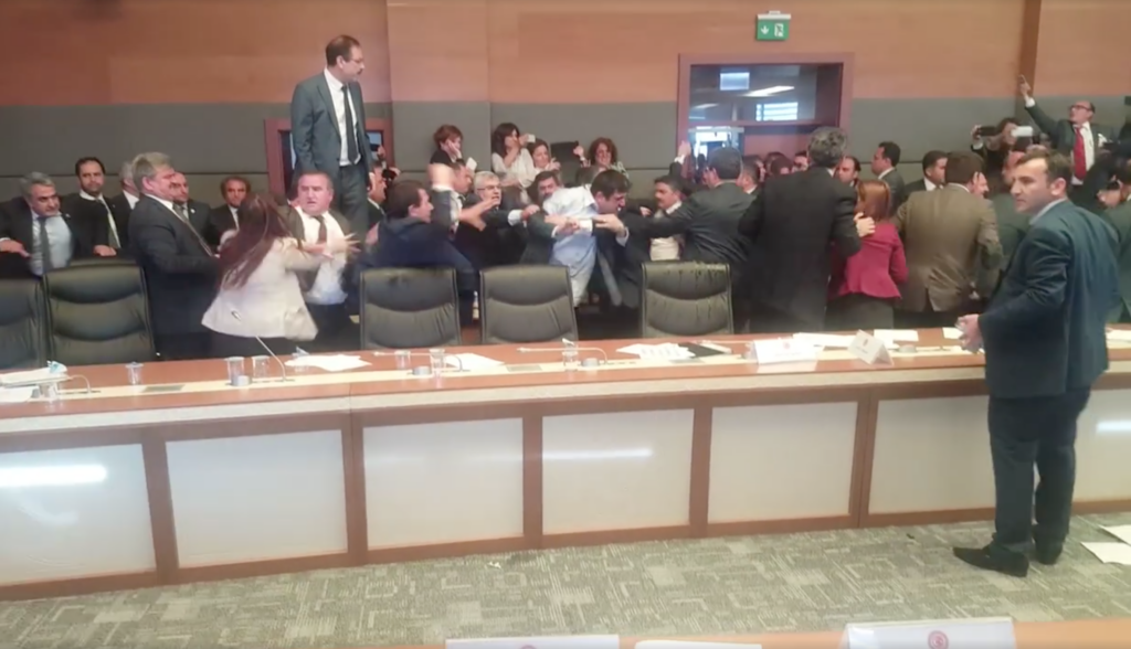 VIDEO Bătaie în parlament! S-au încăierat din cauza acuzațiilor aduse președintelui