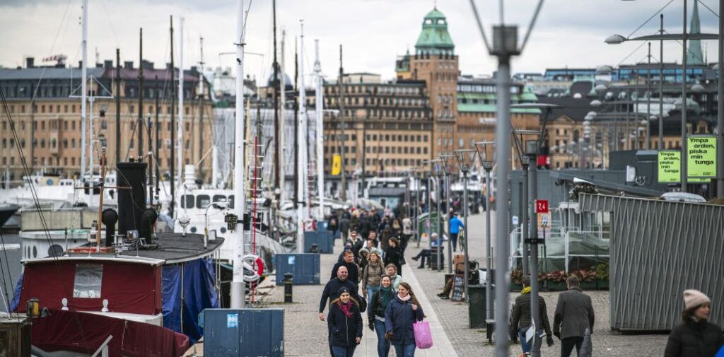 Suedia luptă cu pandemia fără să impună restricții ale drepturilor cetățenești. Se cere doar maturitate…