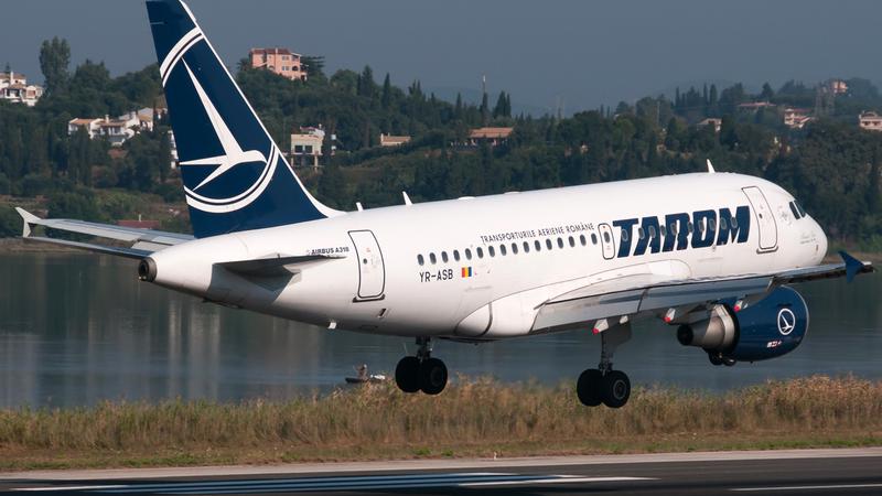 Un avion TAROM a adus în ţară peste 100 de români din Italia