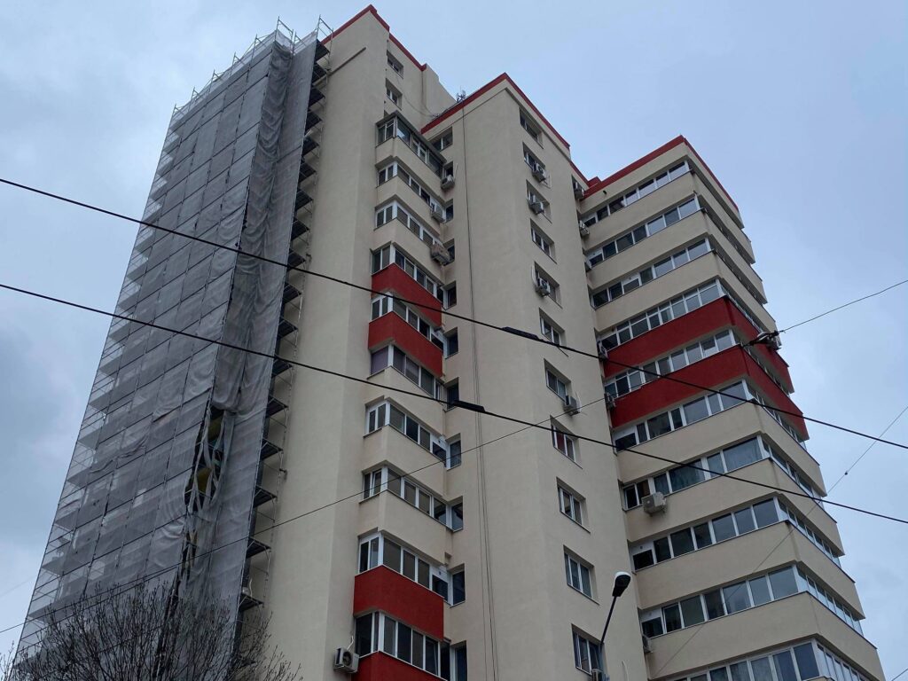 Majoritatea bulgarilor locuiesc în clădiri construite în perioada 1961 – 1990. Există mari diferențe între locuințele urbane și rurale