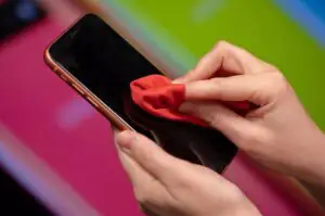 Cum trebuie să-ti cureţi telefonul, pentru a evita transmiterea coronavirusului! Nu folosi niciodată această substanţă!