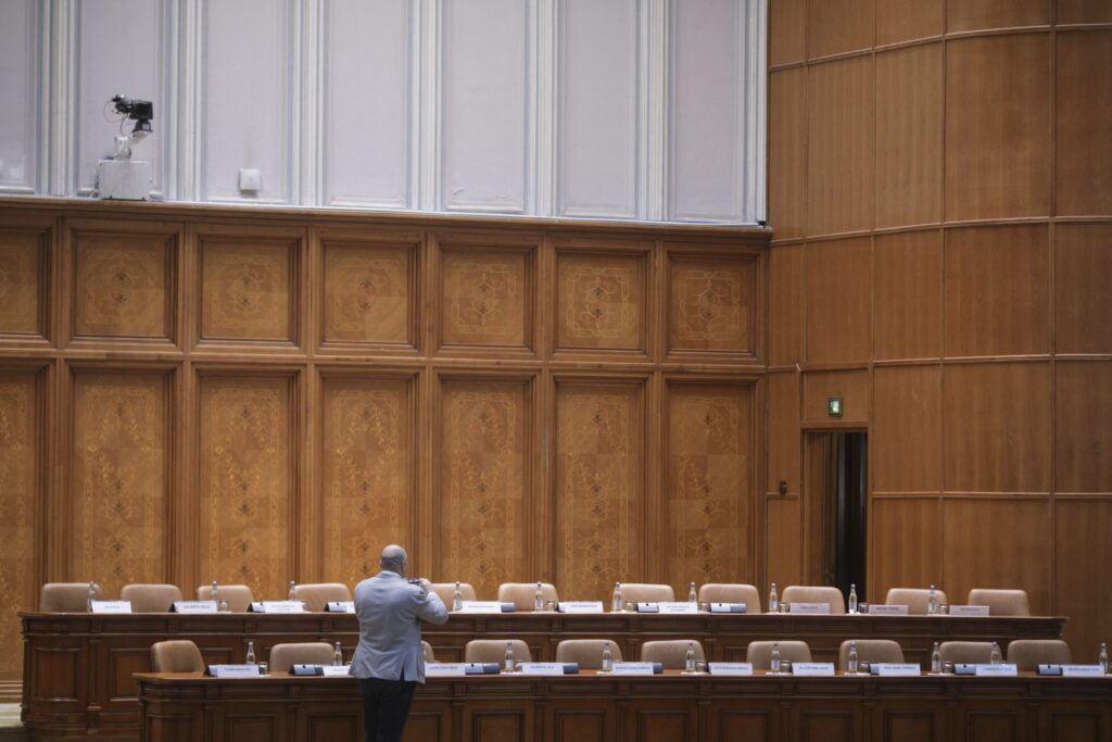 O lege respinsă de Iohannis ajunge din nou în Parlament